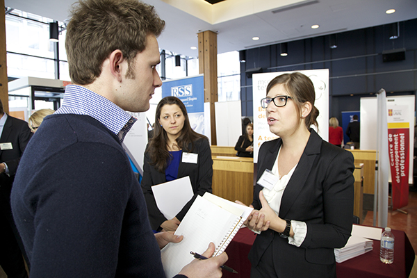 Un étudiant est venu à la rencontre d'une avocate de McCarthy Tétrault.
